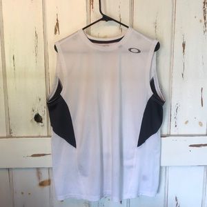 Men’s Oakley White Workout Tank Large